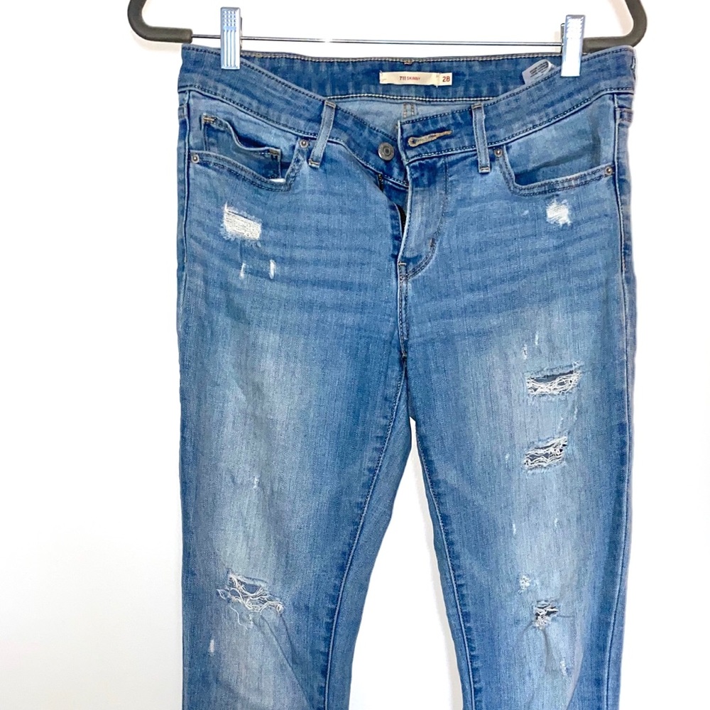 Distressed skinny jeans